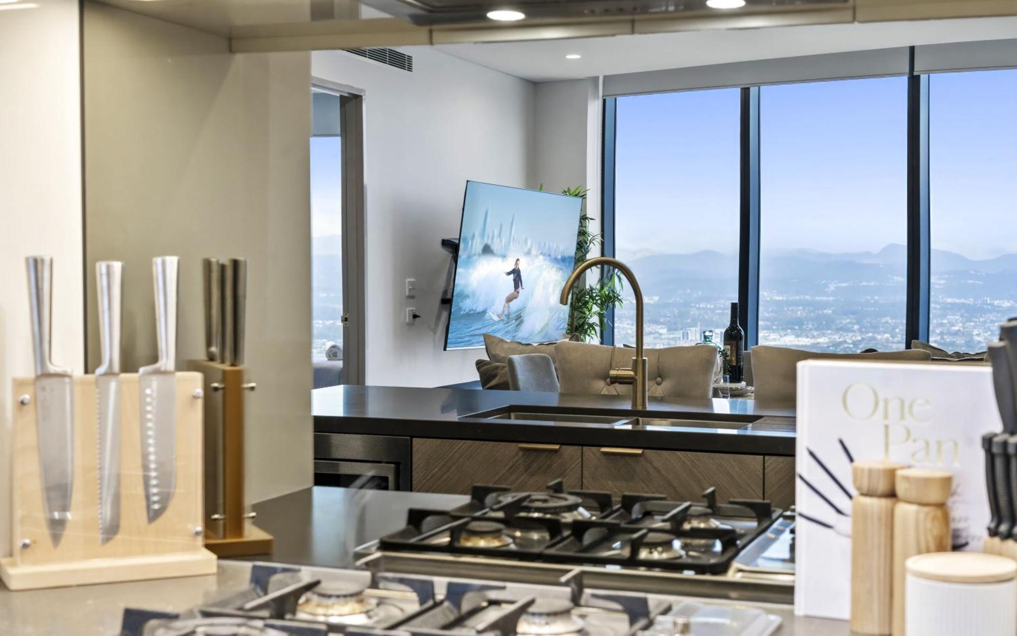 Ocean Views In Beachside 2-bedroom Unit - Q * Gold Coast