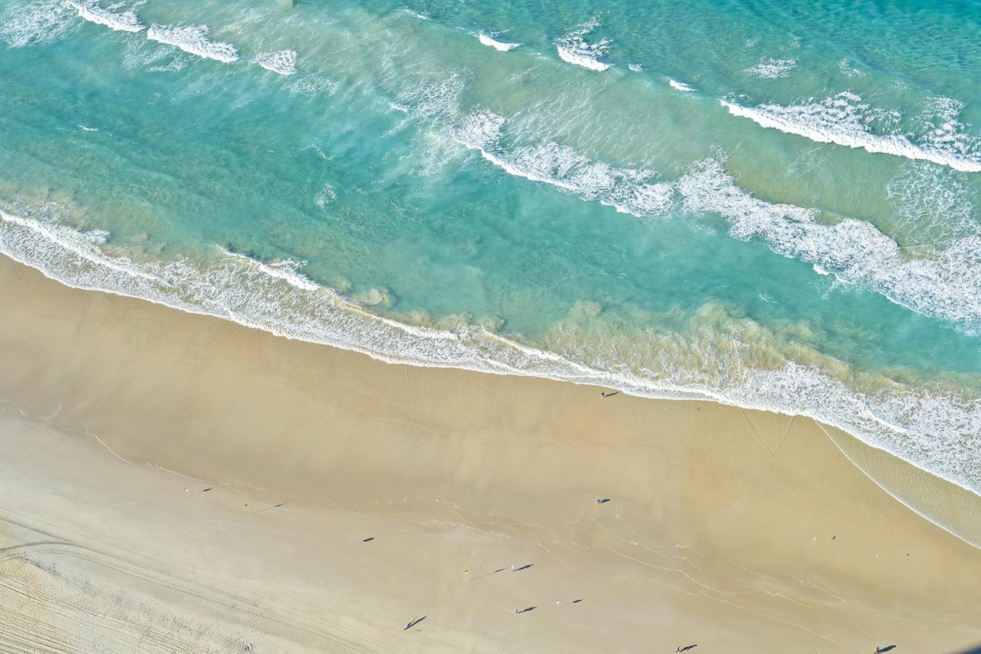 Ocean Views In Beachside 2-bedroom Unit - Q *