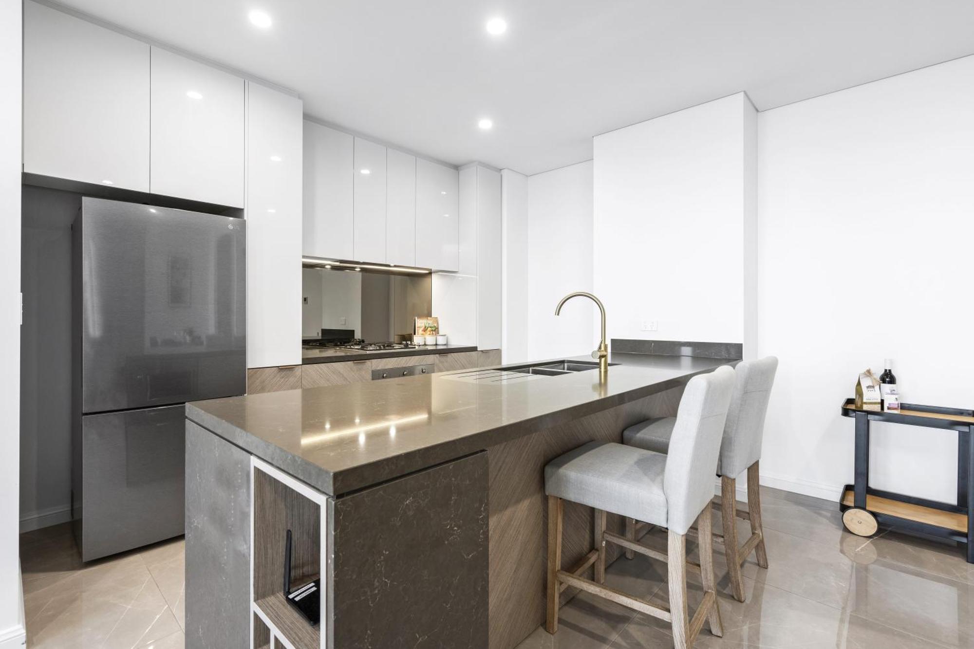 Ocean Views In Beachside 2-bedroom Unit - Q * Gold Coast
